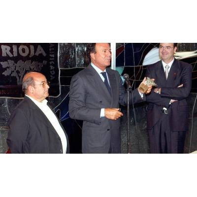 Julio Iglesias publica mensajes de 'WhatsApp' enviados por sus exempleadas para demostrar la "falsedad" de la denuncia
