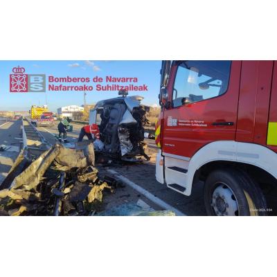 Siete heridos tras el vuelco de una furgoneta en Navarra: dos ocupantes quedan atrapados