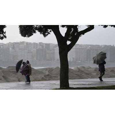 La borrasca Ingrid desata la alerta roja en Galicia: azota con vientos huracanados A Coruña