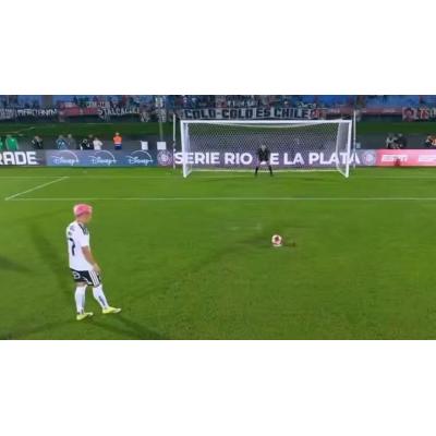 Lanza tan mal el penalti que finge haberse lesionado y el vídeo se vuelve viral