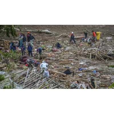 Una avalancha de tierra en el sur de Indonesia deja ya ocho muertos y 82 desaparecidos