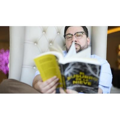 Nicolás Obregón, escritor: “Hay que tener cojones para montar una ficción y expandir la mentira a la sociedad”
