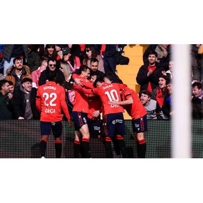 Osasuna sorprende al Rayo en el último minuto y rompe una pésima racha de nueve meses fuera de El Sadar