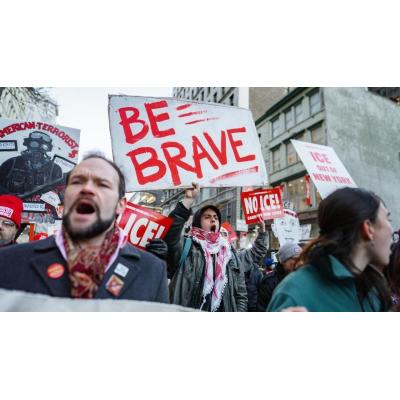 Miles de personas se manifiestan en Minneapolis en una nueva jornada de protesta contra las actuaciones del ICE