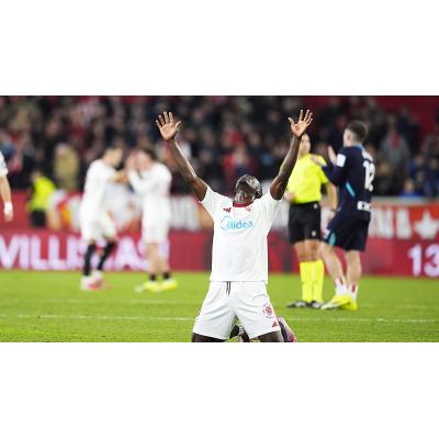 El Sevilla remonta a un Athletic en caída libre