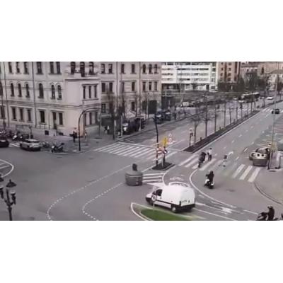 El vídeo del contenedor que va a la deriva por las calles de Gijón y casi causa un accidente