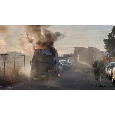 Imágenes del incendio de una furgoneta en Tudela, en el que ha fallecido un hombre