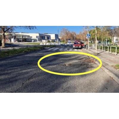 Este socavón merece una indemnización: pagan a una ciclista que sufrió una caída en Pamplona