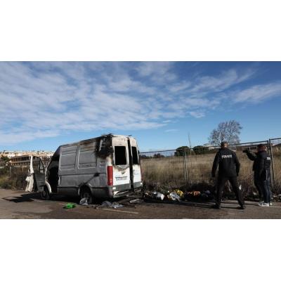 Fotos de la furgoneta incendiada en Tudela en la que ha fallecido un hombre