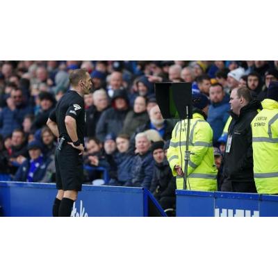 El VAR y los desconcertantes fallos arbitrales