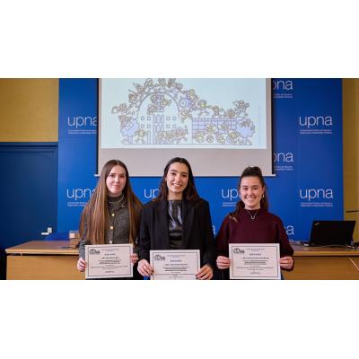 Las tres jóvenes premiadas en la UPNA por sus trabajos finales sobre discapacidad