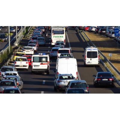 La DGT va a obligar a crear un pasillo de emergencia: así debes actuar