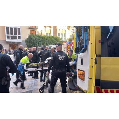 Un bombero intenta quemarse a lo bonzo en una céntrica plaza de Murcia