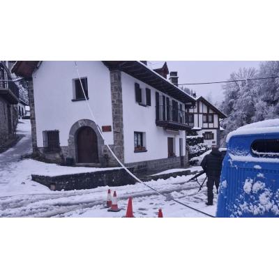 La nieve provoca la caída de un cable eléctrico en Uztárroz, corta la NA-140 y deja sin luz a pueblos del valle