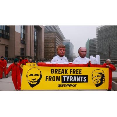 Activistas despliegan muñecos hinchables de Trump y Putin para pedir a la UE no cambiar el gas ruso por el de EEUU