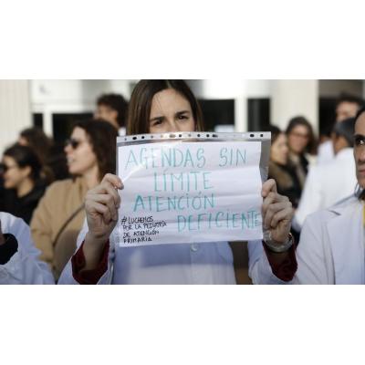 Sanidad firma un acuerdo para el nuevo Estatuto Marco sin el apoyo de los sindicatos médicos
