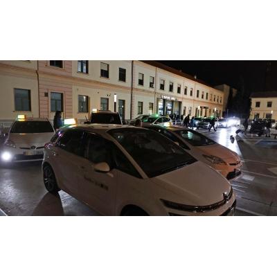 Sanción a 4 de las 330 licencias de taxi por no hacer guardia en Renfe