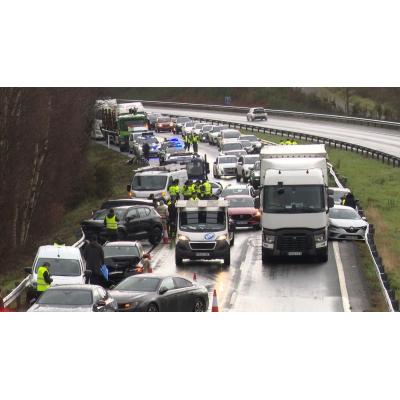 Varios heridos, entre ellos dos diputados del PP tras un accidente con más de 20 vehículos implicados en la AP-9, en Oroso (A Coruña)