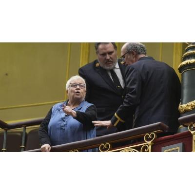 Una mujer interrumpe la sesión tras el voto en contra de PP, UPN, Junts y Vox a la subida de las pensiones: "Sois una vergüenza"