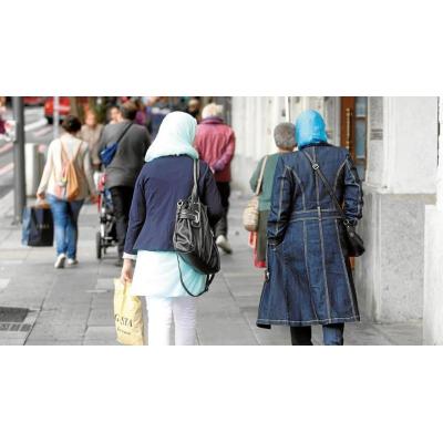 El Gobierno español confía en iniciar en abril el proceso de regularización de medio millón de migrantes