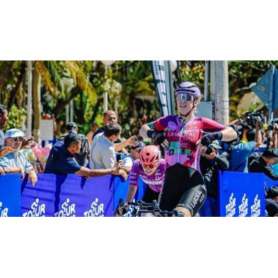 Marjolein van't Geloof pone el broche de oro en El Salvador
