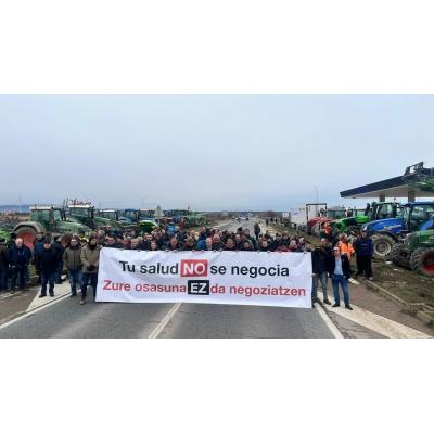 Decenas de agricultores y ganaderos cortan la carretera en Castejón para rechazar el pacto UE-Mercosur