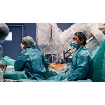 El avanzado robot que utiliza la Clínica Universidad de Navarra para sus operaciones quirúrgicas más complejas