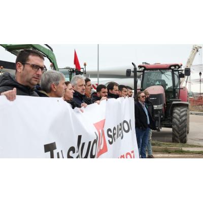 Unos 200 agricultores cortan carreteras de la Ribera para mostrar su malestar por el acuerdo firmado entre la UE y Mercosur