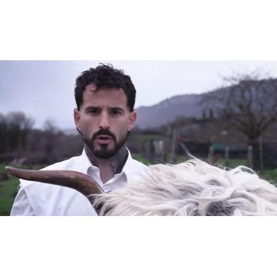 Rubén García se viste de momotxorro para anunciar su renovación con Osasuna