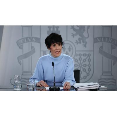 Elma Saiz defiende la regularización de 500.000 migrantes y acusa al PP de "dejar tirados" a los pensionistas