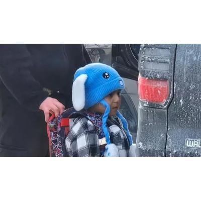 Un juez federal bloquea la deportación del niño de 5 años y su padre detenidos en Minnesota