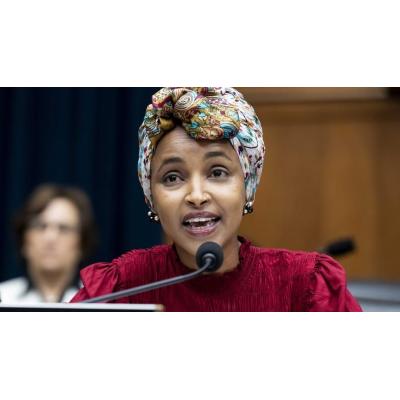 Un hombre rocía con una sustancia química a la congresista demócrata Ilhan Omar durante un discurso en Minneapolis