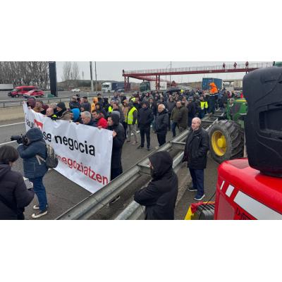 Una tractorada corta por completo el tráfico en la Autovía del Ebro y obliga a la Policía Foral a intervenir