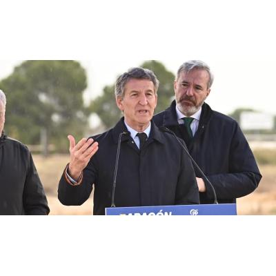 Feijóo critica que se "regale" la residencia legal a cualquier persona que llegue a España