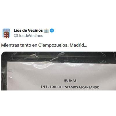 Un vecino se corona con el cartel que pone quejándose del olor a porro en una comunidad