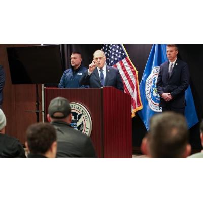 El 'zar fronterizo' de Trump anuncia una reducción del número de agentes del ICE desplegados en Minneapolis