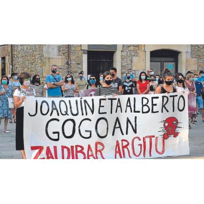 Entre el favor de un examigo y el hijo del cura