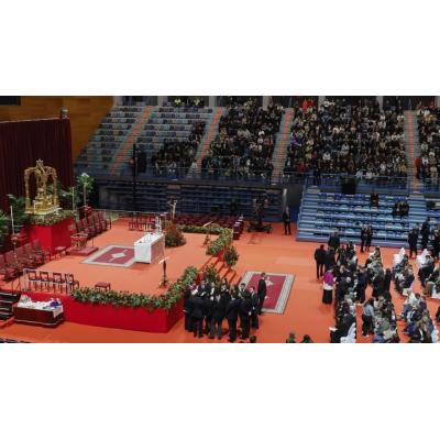 Cientos de personas esperan la apertura de puertas del Carolina Marín para despedir a los fallecidos en Adamuz
