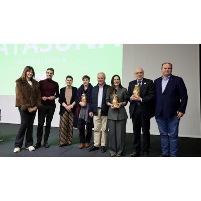 El Parlamento Vasco, la Academia de Derecho y la abogada Pili Zubiarrain reciben el premio 'Baserritarron Laguna'