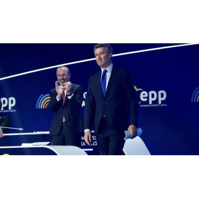 Feijóo expone ante el Partido Popular Europeo su 'no' a regularización de migrantes del Gobierno español