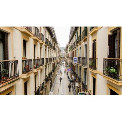 San Sebastián prohíbe nuevas licencias de alojamientos turísticos y hoteles en barrios céntricos