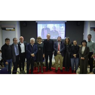 Premio NIE 2025 de la Federación Navarra de Ikastolas a Atxaga y Jabier Muguruza