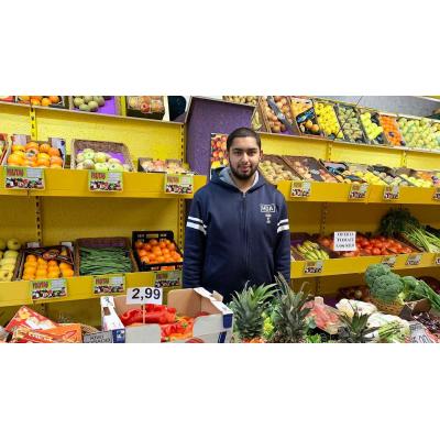 Conduce 140 kilómetros de carretera cada día para abrir su frutería en Pamplona: “No encuentro vivienda cerca”