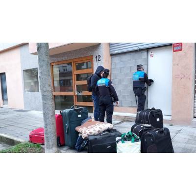 El okupa de la narcobajera en Pamplona saca sus enseres escoltado por la policía: “Ya podemos respirar tranquilos en el barrio”