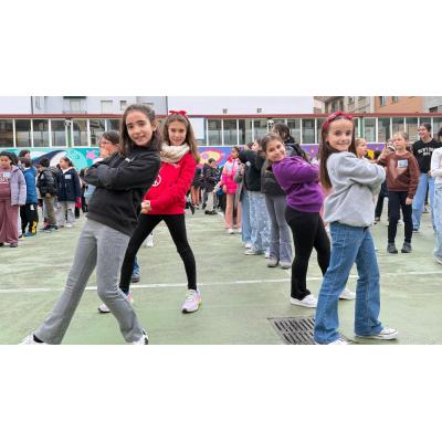Bocadillos, un lema y mucha emoción: la gran celebración del Día de la Paz en un colegio de Navarra