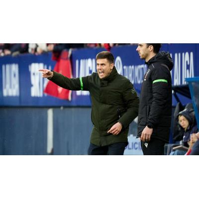 El monumental enfado de Lisci con el árbitro tras el empate de Osasuna con el Villarreal en El Sadar