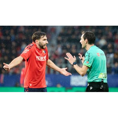 Osasuna padece un lamentable arbitraje en El Sadar y acaba cediendo un empate contra el Villarreal
