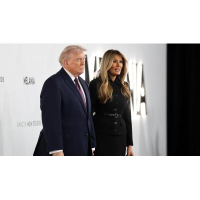 El esperado estreno de 'Melania': alfombra negra, sin glamurosas estrellas y rodeada de trumpistas