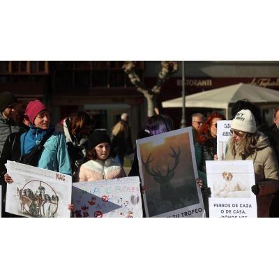Una concentración en Pamplona rechaza el uso de perros de caza y reclama una Ley de Bienestar Animal "sin exclusiones"