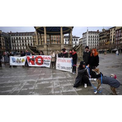 Una treintena de personas se concentran en Pamplona para rechazar el uso de perros en las batidas de caza